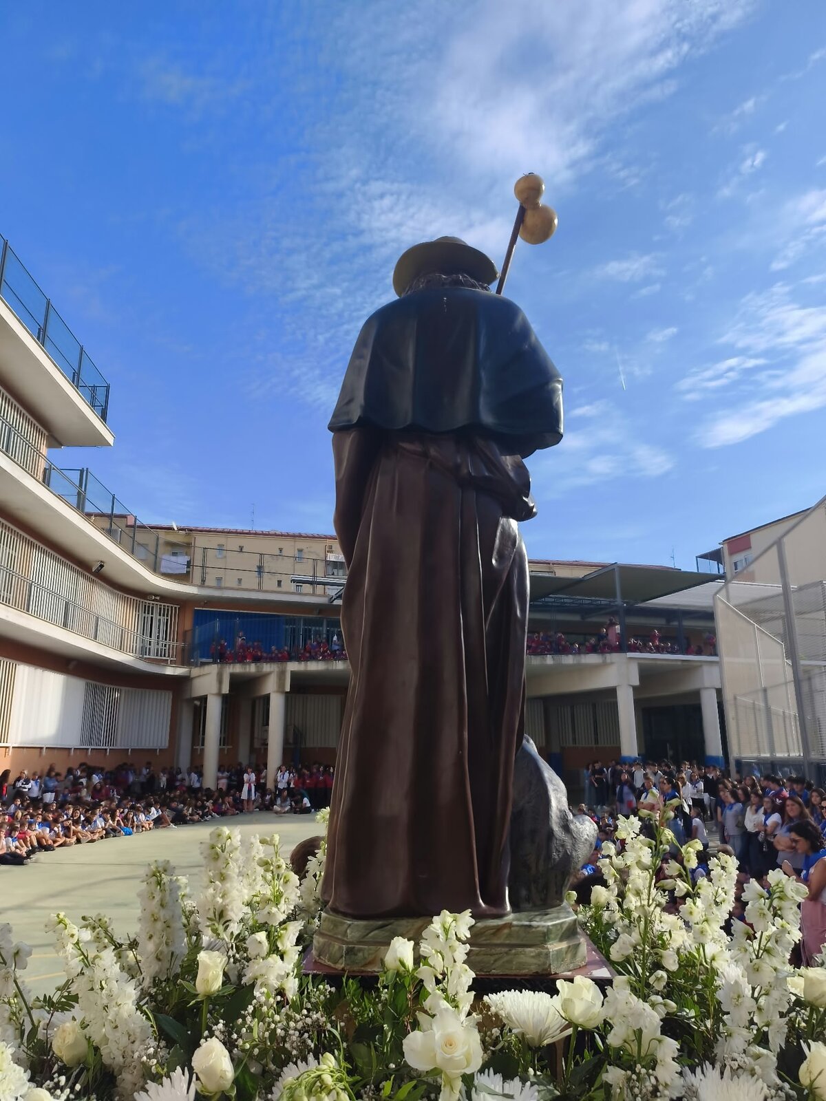 San Roque en el patio del Colegio San Roque