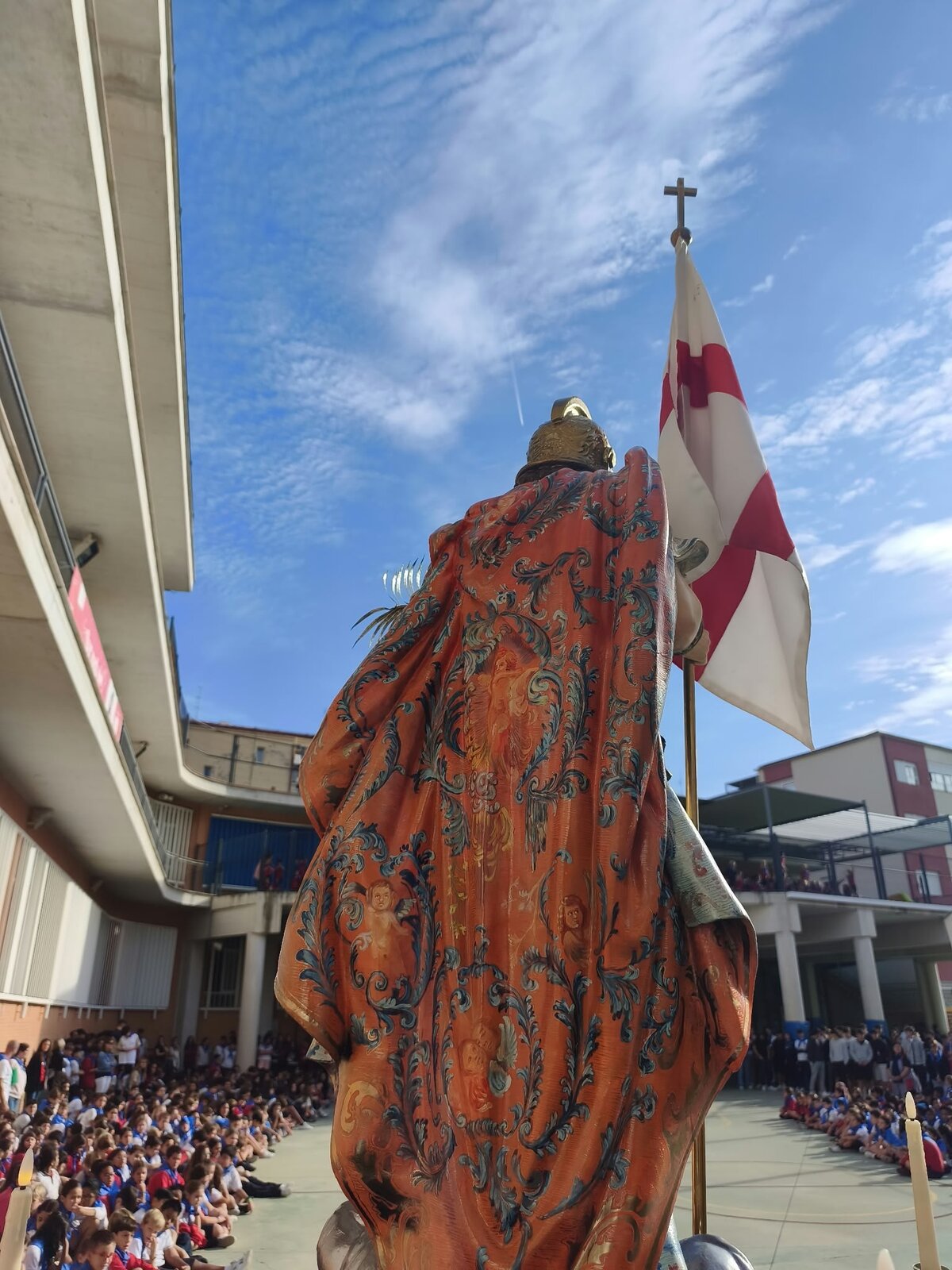San Jorge con la bandera en el patio del colegio